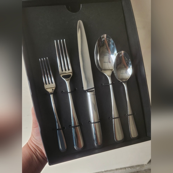 NEW! Year&Day 20pc Flatware Set - Picture 1 of 5